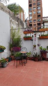 布宜诺斯艾利斯La Risa de la Medusa的天井配有桌椅和盆栽植物