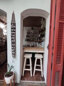 布宜诺斯艾利斯La Risa de la Medusa的一个带两个凳子和柜台的小厨房