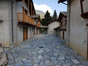 Villaggio Borgomaira La Ginestra的两栋建筑之间一条有石头路的小巷