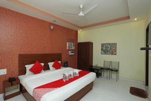 哈里瓦Flagship Hotel Neel Ganga的一间卧室设有一张带红色墙壁的大床