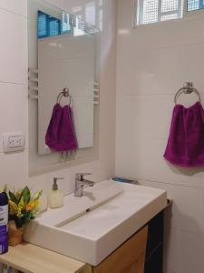 巴兰基亚Casa Bellavista Barranquilla的浴室设有白色水槽和镜子