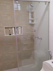 巴兰基亚Casa Bellavista Barranquilla的浴室里设有玻璃门淋浴