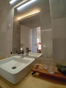 维塞乌Quinta de Marzovelos的浴室设有大型白色水槽和镜子