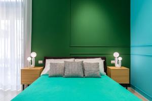那不勒斯Januarius Domus的绿色卧室,配有带2晚床架的床