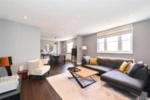 伦敦£4 Million Covent Garden Apartment的客厅配有沙发和桌子