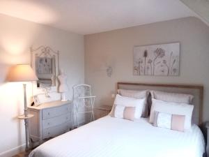 Limetz彩色温度住宿加早餐旅馆 - 吉维尼附近的卧室配有白色的床和白色梳妆台