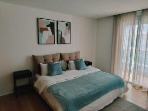 卡萨布兰卡Cosy apartment with terrasse at in CFC的一间卧室配有一张带蓝色枕头的大床