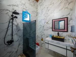 Qasr Al FarafirahB&W SAHARA SKY CAMP的带淋浴、盥洗盆和镜子的浴室