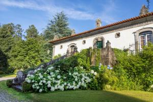 洛萨达Casa de Juste的前面有花园的房子