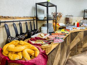 尼赖吉哈佐Park Hotel Sóstó的自助餐,包括面包和盘子