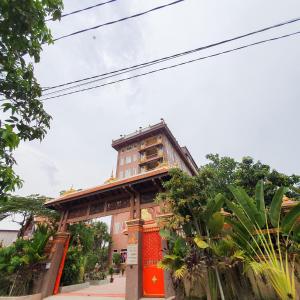 Phumĭ Puŏk ChăsPuok Hotel的树木林立的街道前的建筑物