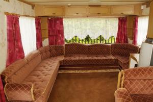 弗瓦迪斯瓦沃沃Camping Nadmorski的客厅设有大沙发和红色窗帘