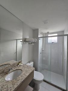 劳鲁-迪弗雷塔斯Aero Hotel的浴室配有卫生间、盥洗盆和淋浴。
