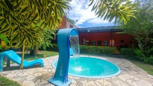 马塞约Proxima Estacion Hostel的一个带水滑梯的庭院中的喷泉