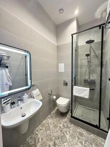 阿斯塔纳Five's Hotel Astana的带淋浴、盥洗盆和卫生间的浴室