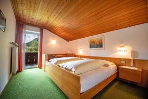 奥蒂塞伊Alara Rooms的一间卧室设有一张带木制天花板的大床