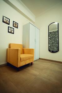 GoaAsta by Avim的客厅配有椅子和镜子