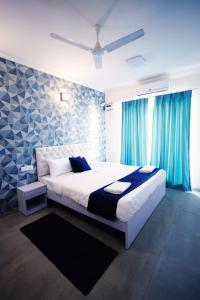 GoaAsta by Avim的一间卧室设有一张蓝色墙壁的大床