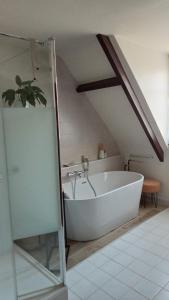 Limetz彩色温度住宿加早餐旅馆 - 吉维尼附近的客房内的白色大浴缸