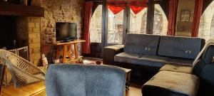 西埃勒河畔科尔德里斯奎勒骑士住宿加早餐旅馆的客厅配有两把椅子和电视