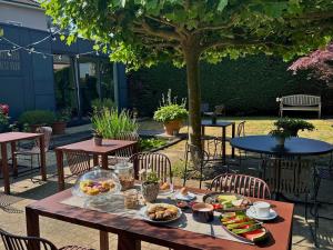 根特根特阿斯托利亚酒店的花园里的野餐桌和食物