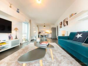 蒙彼利埃Le Ray Charles - Terrasse - Port Marianne的客厅配有蓝色的沙发和桌子