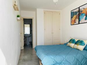 卡拉德莫尔Apartamento La cala 2的一间位于客房内的蓝色床卧室
