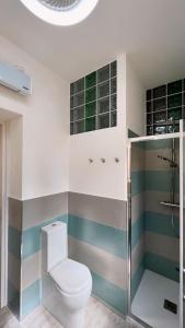 阿尔盖罗Thomas' House的一间带卫生间和淋浴的浴室