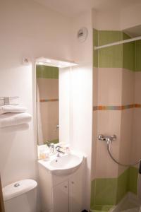 马尔萨克Fasthôtel Périgueux的一间带水槽、卫生间和镜子的浴室