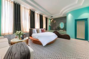 胡志明市Secret Garden Hotel的酒店客房,配有床和沙发