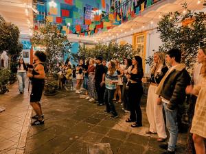 墨西哥城Viajero CDMX Centro Hostel的一群人站在植物丛中