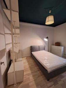 热那亚ROCK&WHITE的小房间,设有床和梯子