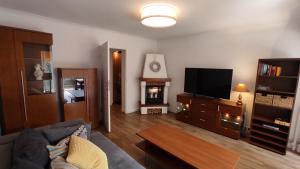 乌斯特卡Apartament Baltic Ustka的带沙发和平面电视的客厅