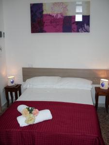 加利波利B&B Mare Blu的一间卧室配有一张床、两条毛巾和两把蜡烛