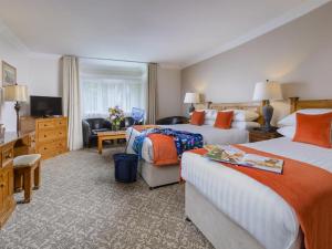 丁格尔丁格贝纳尔斯酒店的酒店客房设有两张床和电视。