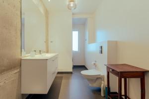 托尔斯港Downtown - Retro Decor - Stunning Views - Terrace的浴室配有白色水槽和卫生间。