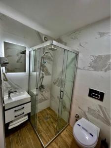 EdremitMiro Mara Boutique Hotel & Lounge Bar的带淋浴、卫生间和盥洗盆的浴室