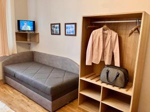 布拉格卡耐特膳食公寓的一间卧室配有一张床和一个衣柜