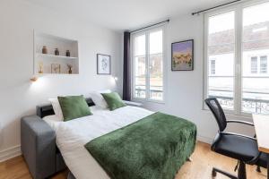 枫丹白露Cœur de Fontainebleau: Confort, Calme & Haut débit的卧室配有一张床、一张书桌和窗户。