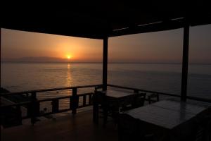 加夫多斯岛Gavdos Panorama的从游轮甲板上欣赏日落美景