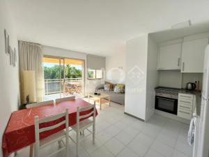 坎布里尔斯Apartamento frente al mar en La Llosa Edif Olimpic 103A - INMO22的厨房以及带桌椅的用餐室。