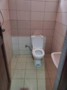 坎帕拉Suzie hotel 15 rubaga road , old Kampala的一间带卫生间和水槽的小浴室