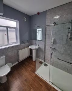 西布罗姆维奇Xtasia Adult Hotel - Adults Only的带淋浴、卫生间和盥洗盆的浴室