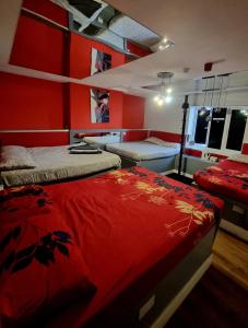 西布罗姆维奇Xtasia Adult Hotel - Adults Only的红色墙壁客房的两张床