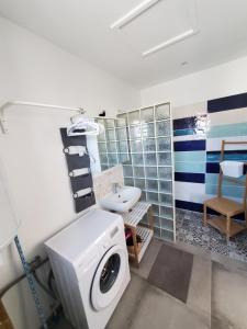 格雷乌莱班La casa Elisa Gîte T2 indépendant的一间带洗衣机和水槽的浴室
