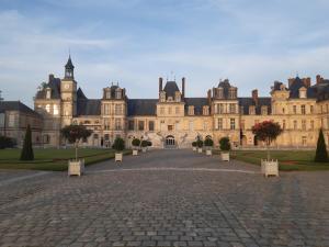 枫丹白露Cœur de Fontainebleau: Confort, Calme & Haut débit的前面有砖瓦车道的大建筑