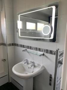 伯明翰Impeccable 3-Bed House in Birmingham的一间带水槽和镜子的浴室