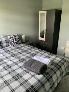 伯明翰Impeccable 3-Bed House in Birmingham的一间卧室配有一张床,上面有两条毛巾
