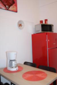 雅典Mona Hause的厨房配有带搅拌机和红色冰箱的桌子