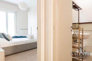 维亚雷焦Viareggio - Via Pisano 61 Valente Italian Properties的一间卧室配有一张床,浴室设有水槽